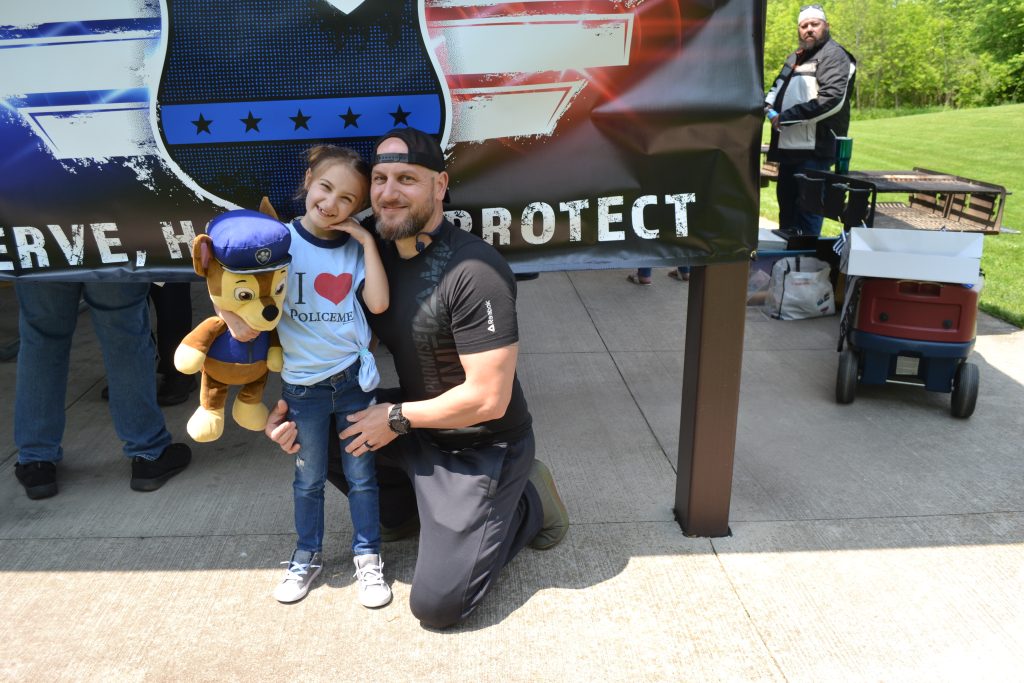 Monee police officer Stephen Crescenti got support from his daughter Gabriella, 5, at the Law Enforcement Appreciation Day. Photo by Karen Haave.